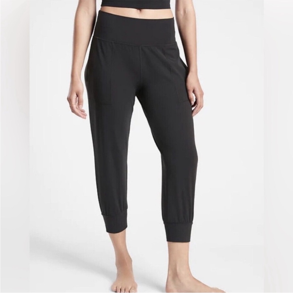 Athleta Salutation Crop Jogger in Black - Size XS - Picture 2 of 12